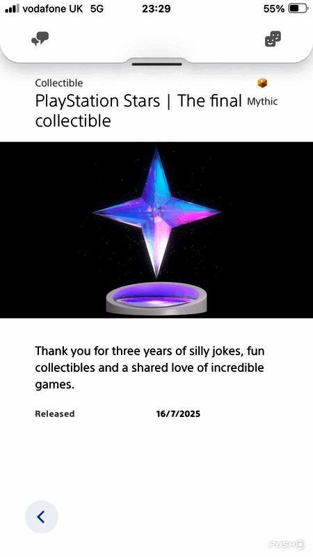 PlayStation Stars最后一款数字收藏品展示图，一枚闪耀的实体化‘PlayStation 星星’立于底座之上，背景为深蓝色星空与PS标志光影