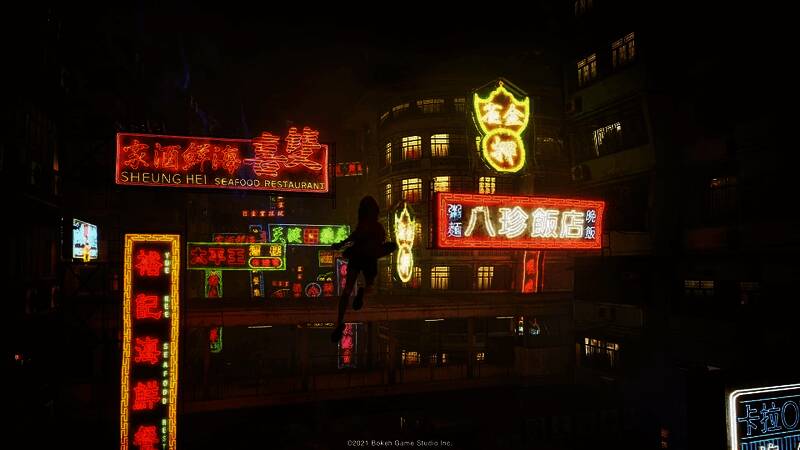 外山圭一郎在艺术展现场接受采访的画面，神情专注且充满期待