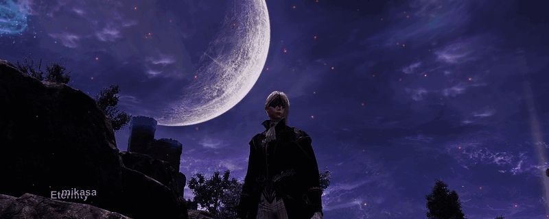 《艾尔登法环:黑夜君临》中女爵角色立绘展示,身披暗色长袍,眼神锐利,手持神秘怀表,氛围神秘而冷峻