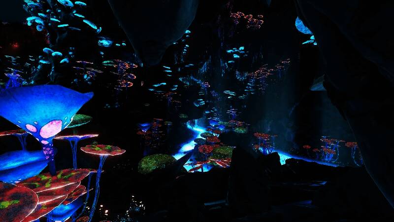 玩家操控角色在水晶洞窟中探索,四周是发光的蓝色晶体结构,水中漂浮着神秘符文,光影效果绚丽