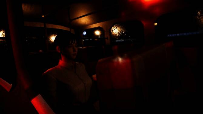 游戏中艾玛公寓内部场景，昏暗灯光下墙壁布满涂鸦与照片，气氛压抑