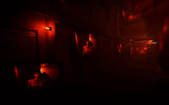 监控画面中出现扭曲人影，绿色画质凸显科技与恐怖的结合