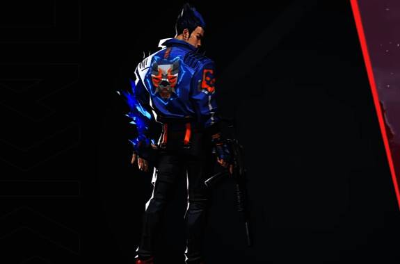 游戏内夜露释放镜像技能的瞬间画面,一道幽蓝光芒从装置中爆发,分身正从光晕中浮现,背景为昏暗城市街道