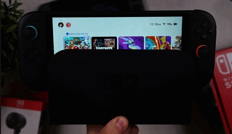 财报数据图表显示业绩上调趋势，背景为Switch主机轮廓与游戏元素融合