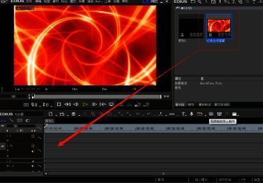 用户将视频素材拖动到时间线视频轨道上的示意图