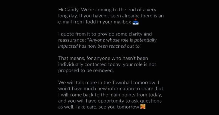 程序员在电脑前工作，屏幕上显示复杂代码与AI模型训练界面，背景有数据流可视化图表