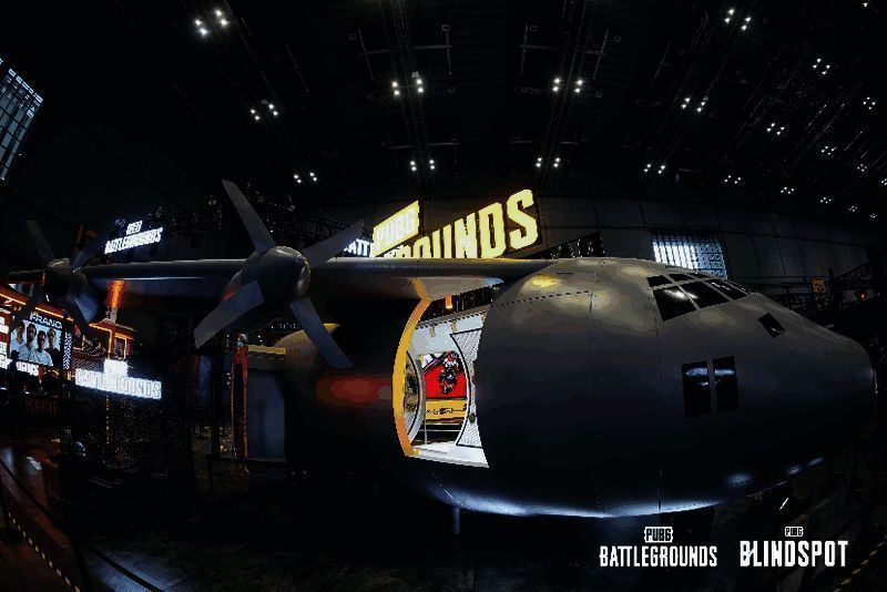 PUBG展台巨型飞机造型全景,灯光炫酷,玩家排队入场
