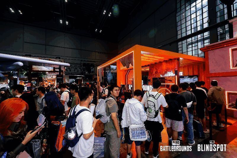 玩家在PUBG展台前与COSER合影,气氛热烈