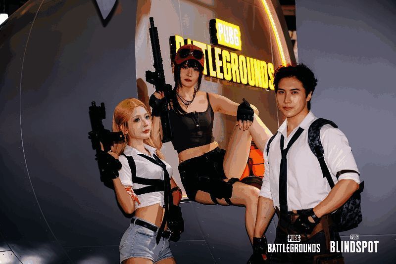 展台内部互动区,玩家正在进行射击模拟挑战