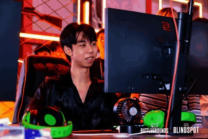 主播与工作人员合影,背景为PUBG品牌LOGO