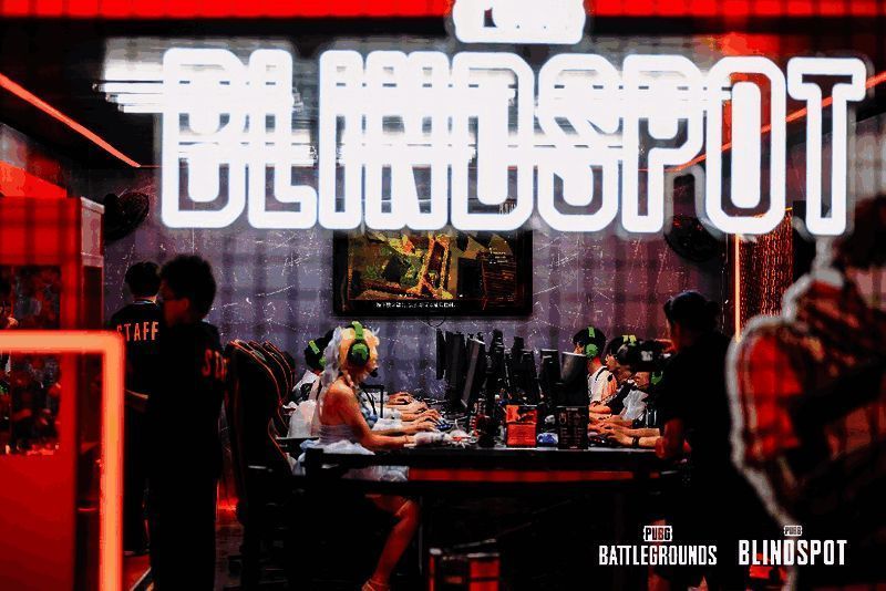 开发团队在试玩区与玩家交流反馈