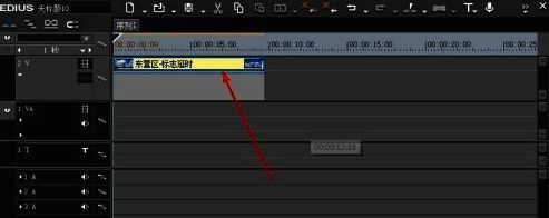 Edius界面中两段视频已导入，主视频被拖拽至2V轨道的示意图
