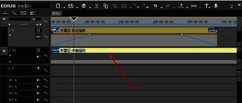 上下双轨道视频对比展示，上层视频实现淡入淡出，下层为背景参考