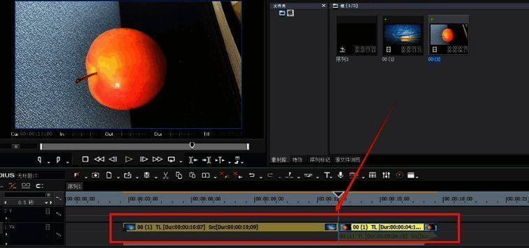时间轴被放大显示，两段视频紧密相连，播放头精准停在衔接位置