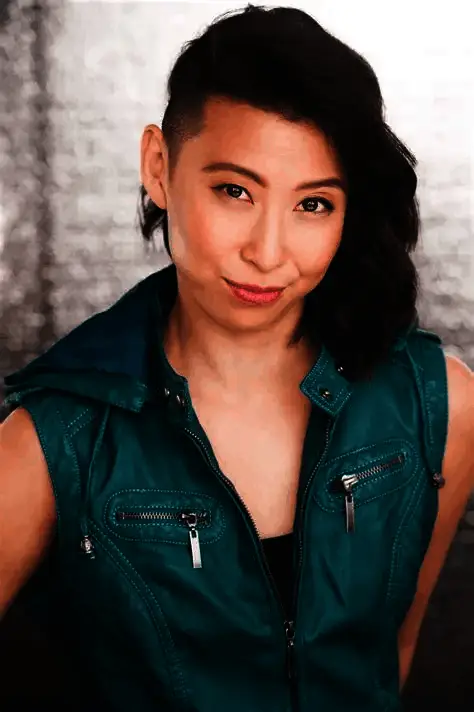 Erika Ishii在动捕工作室中进行动作捕捉的现场照片,身穿动捕服演绎角色动作