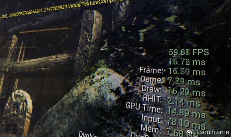 《影之刃零》制作人梁其伟在开发室内与团队讨论游戏画面表现