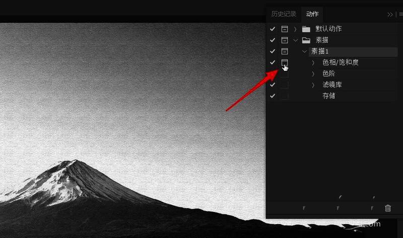 Photoshop动作面板中‘色相/饱和度’步骤前的对话框开关已开启,显示为可交互状态