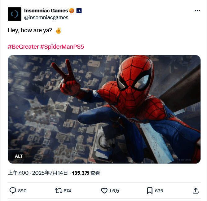 蜘蛛侠站在高楼顶端俯瞰城市,手持手机自拍,背景为纽约都市景观