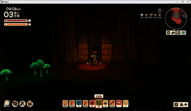 角色双手高举红宝石矿石,背后是密室内部,地面上散落着少量矿渣