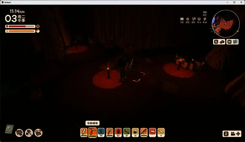 矿洞地面布满密集的铁矿脉,呈现出深灰色夹杂金属光泽的纹理