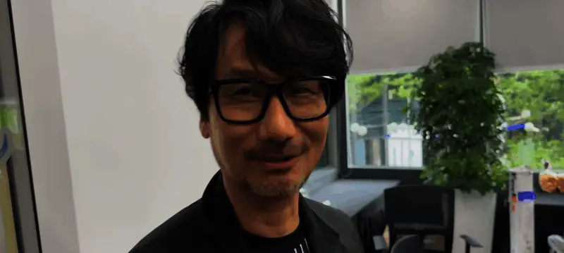 粉丝举着中文应援牌,上面写着‘欢迎来到连接的世界’