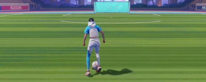 《开球!REMATCH》游戏中玩家正在进行长传操作,画面显示传球轨迹线与队友跑位路径的精准匹配