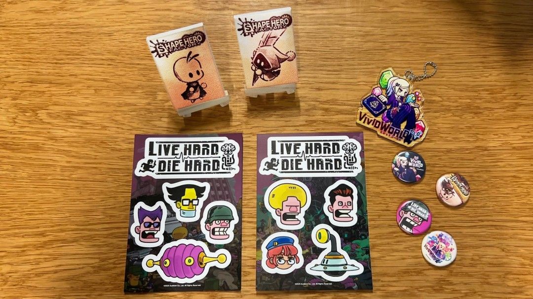 Asobism展会限定周边展示图，包含徽章、贴纸与主题小物，设计精致富有收藏价值