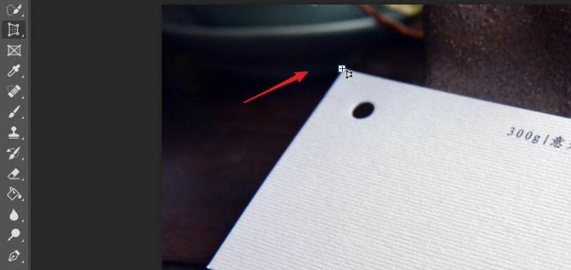 校正前后的对比图,左侧为原始倾斜照片,右侧为经过透视裁剪后修正的正视效果图