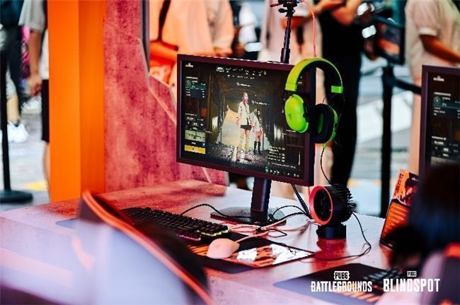 联名外套正面特写，展示PUBG与网鱼联合LOGO及空投箱纹路