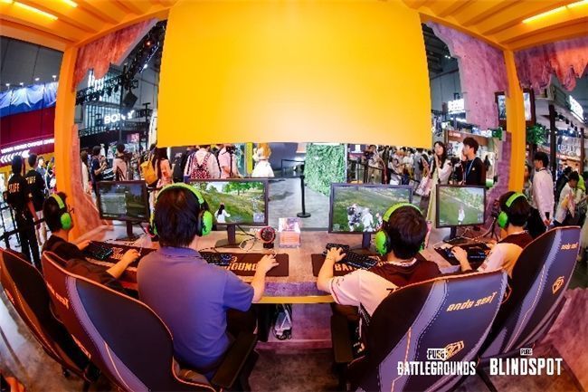 联名外套背面设计细节，呈现动态线条与品牌联名标语