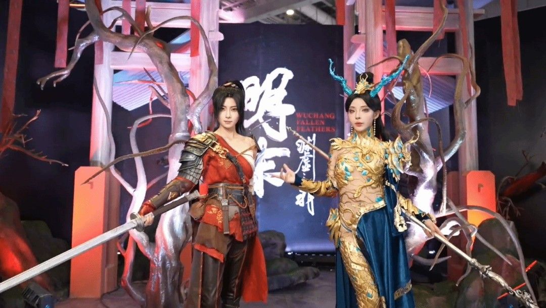 Coser身穿‘婉若游龙’套装,手持长剑摆出战斗姿态,光影交错间尽显侠女风范