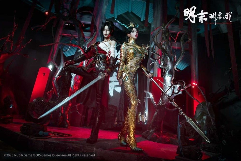 两位Coser并肩站立,分别穿着‘婉若游龙’与‘绣袍’,背景为展台LOGO,现场观众围观合影