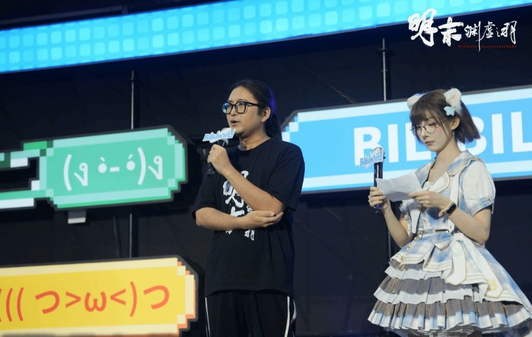 玩家正在试玩游戏,屏幕上显示全新BOSS战场景,制作人夏思源在旁观察