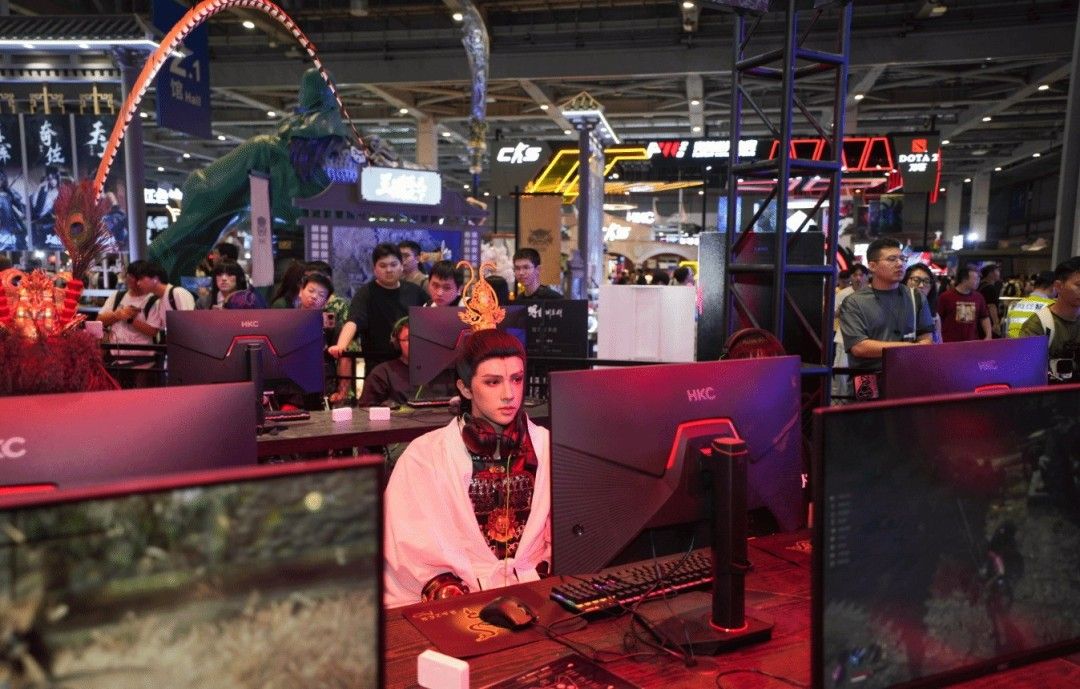 制作人夏思源与Coser合影,笑容满面,现场氛围轻松愉快