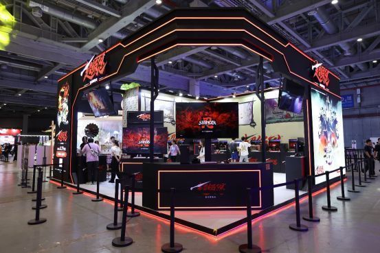 BW2025世嘉展区内，《超级忍》大屏幕正在播放激烈战斗画面，周围玩家围观热烈