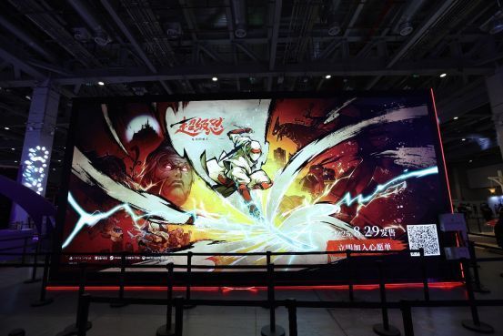 观众围站在大屏幕前观看试玩实况，神情投入