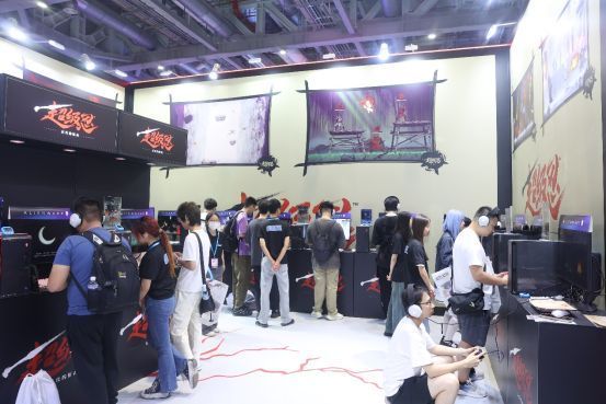 游戏角色在关卡中高速移动，背景为手绘风格的日本城楼与火焰特效