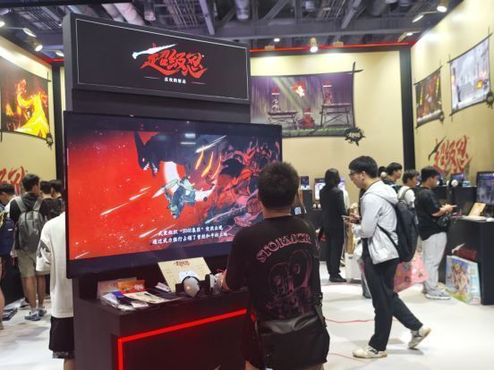 展台外排队人群绵延不断，工作人员引导试玩流程