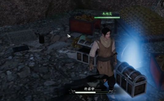 NPC屈画手持千机匣,玩家角色正准备开启机关,界面显示多种道具选项,其中一把钥匙微微发光