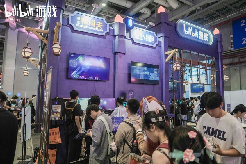 Bilibili World 2025现场盛况,人潮涌动的展馆内玩家聚集在bilibili游戏展区前
