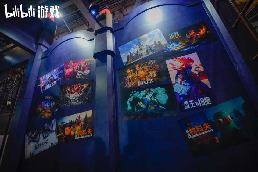 玩家排队体验《魔法工艺》联动内容,试玩区屏幕显示与《潜水员戴夫》合作的BOSS战斗场景