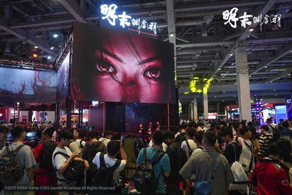 《明末:渊虚之羽》试玩区外排起长队,玩家手持预约号牌耐心等待,背景展板展示游戏角色与武器设定