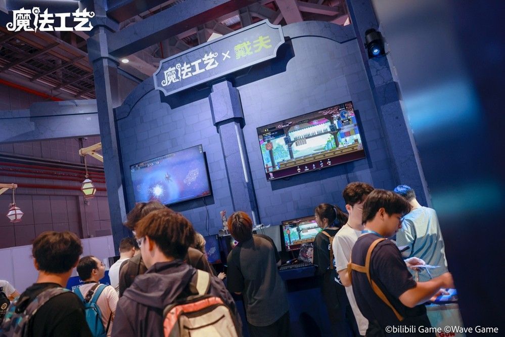 巨型大王鱿鱼雕塑矗立展区中央,周围玩家围拢拍照,灯光映衬下极具视觉冲击力