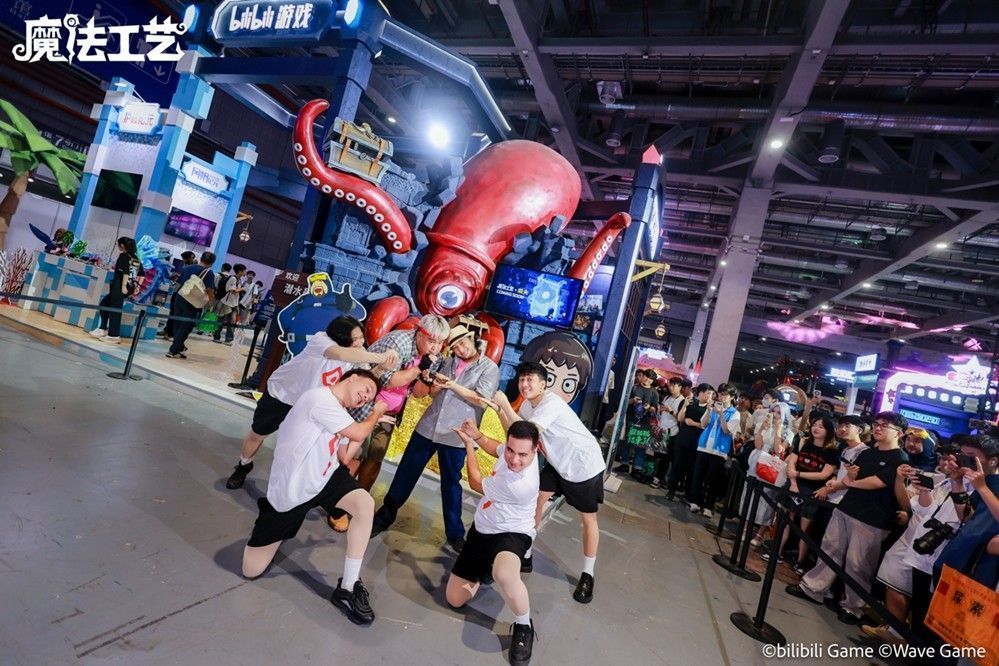 现场观众举起手机拍摄舞台表演,灯光闪烁中气氛热烈,充满节日感