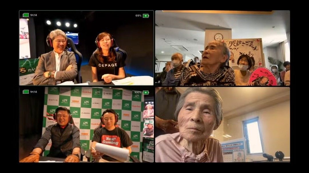 养老院房间内,老人在志愿者协助下学习使用手柄进行对战