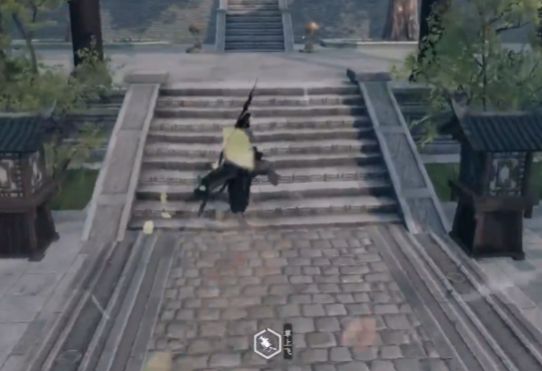 玩家在书架前翻阅古籍,身旁摆放着《开明卷》与武学秘籍