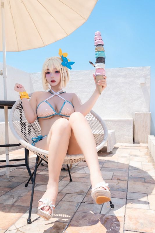 近距离特写尹雪花扮演的伊芙,面部彩绘与机械义体细节清晰可见,眼神锐利