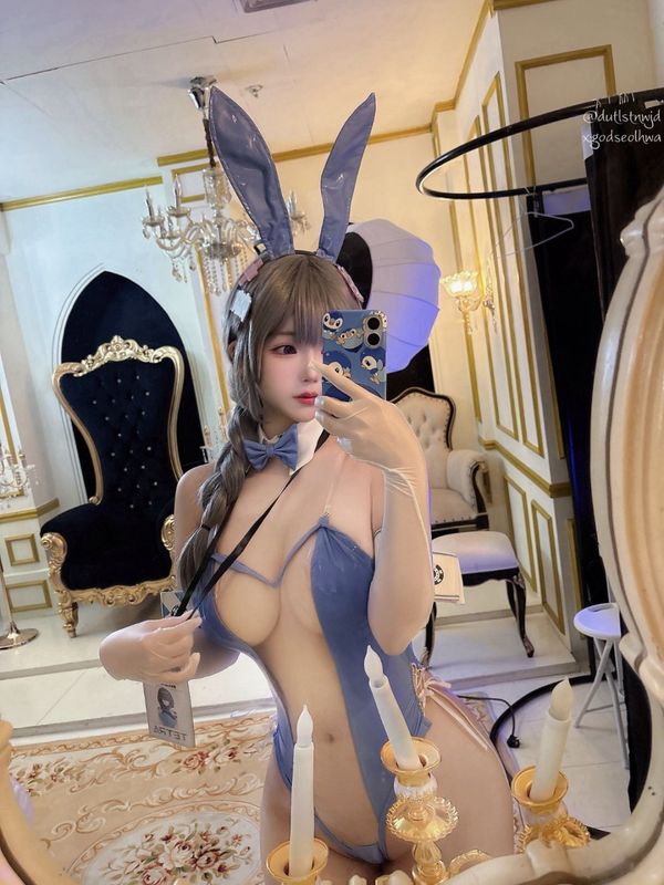 尹雪花身穿泳装在海边拍摄,阳光洒落,展现健康活力之美