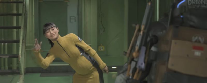 NPC小雨在游戏中与主角对话的场景,背景为朦胧雨雾中的荒芜城市,氛围神秘而压抑