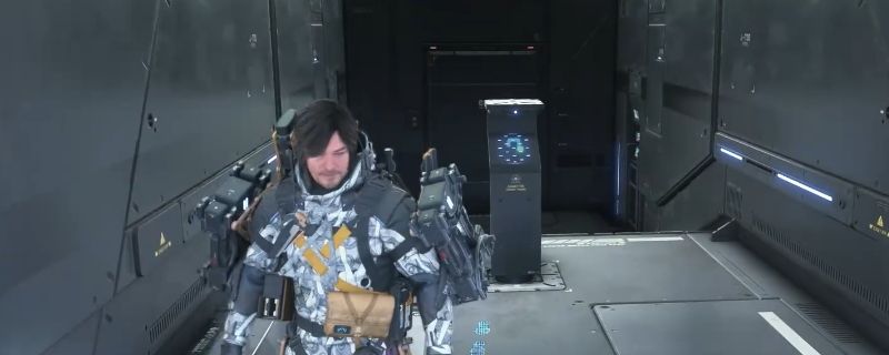 《死亡搁浅2》中白化袋鼠在沙漠中行走的场景，阳光斜照，角色远处观望